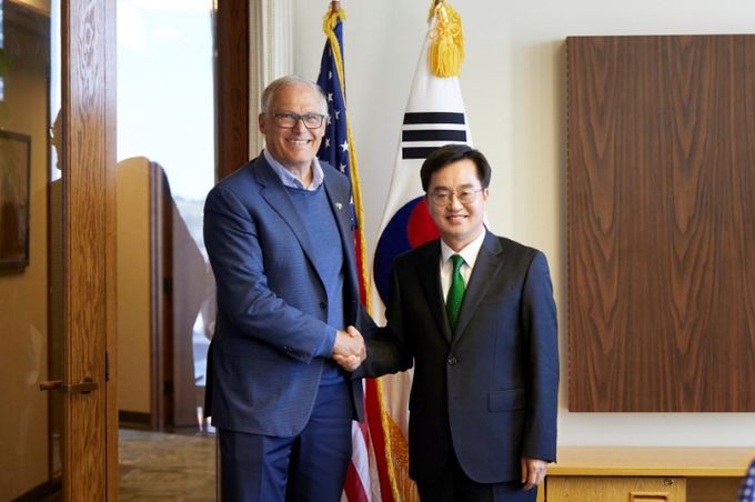 현지시각 9일 오후 김동연 경기도지사가 제이 인즐리(Jay Inslee) 워싱턴주지사와 인사를 나누고 기념촬영을 하고 있다.