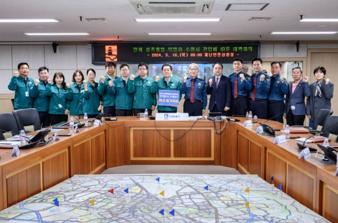 이재준 시장과 회의 참석자들이 함께하고 있다