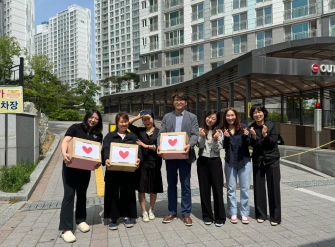 시흥시 배곧1동 다섯 가구, 따뜻한 마음이 담긴 선물 꾸러미 전달