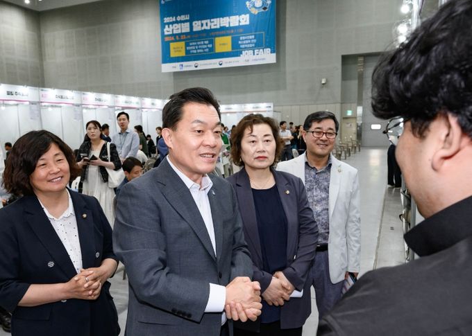 이재준 수원시장이 일자리박람회를 둘러보고 있다.