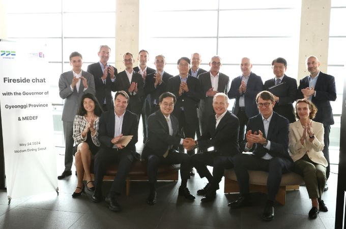 24일 오전 김동연 경기도지사가 프랑스 산업연맹 방한기업 대표단과 간담회를 마치고 기념촬영을 하고 있다.