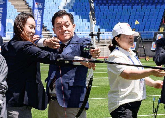 이재준 수원시장이 개막식에서 시궁하고 있다.
