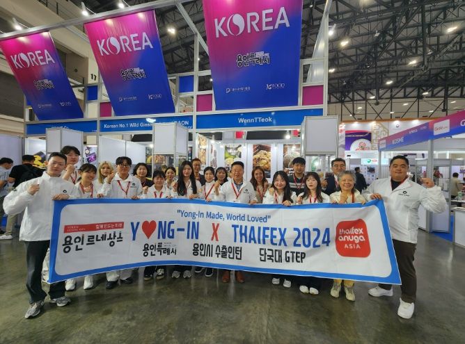 태국 방콕 국제식품 전시회 2024에서 관내 종소기업을 밀착 지원한 용인시 수출 인턴들의 모습