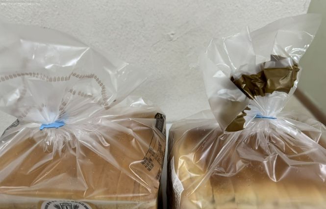 성남시의 한 제빵업체가 식빵 봉투를 묶는 클립 재질을 종이(파란색)로 교체했다