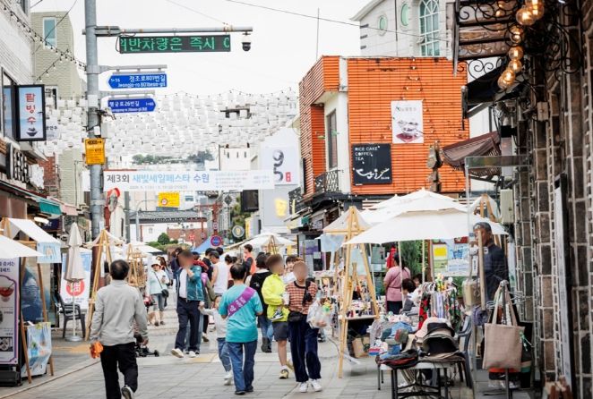 지난 5월 초 ‘제3회 새빛세일페스타 수원’ 행사 당시 수원지역 전통시장에 활기가 돌고 있는 모습