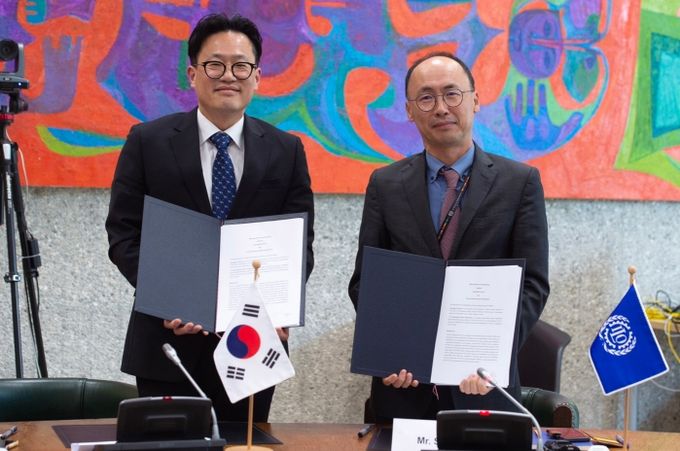 왼쪽 금철완 경기도 노동국장, 오른쪽 이상헌 ILO 고용정책국장