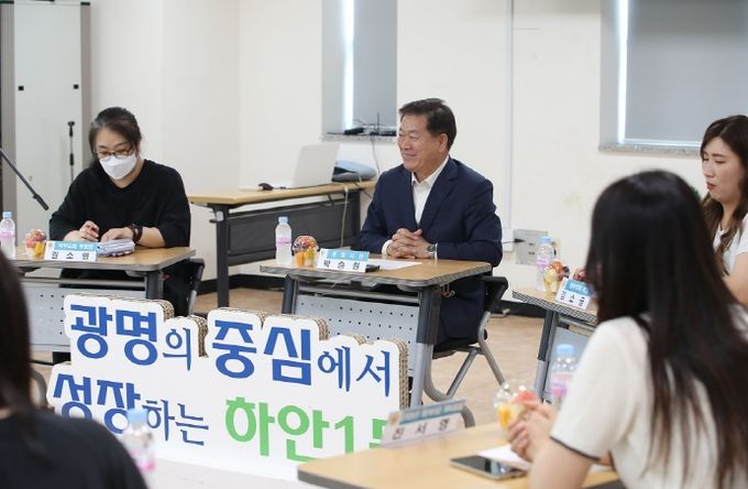 박승원 광명 시장은 11일 하안1동에서 ‘우리동네 시장실’을 진행했다