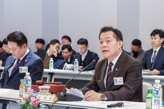 <strong>지난 3월 과밀억제권역 자치단체 공동대응협의회 2024년도 제1회 정기회의에서 대표회장인 이재준 수원시장이 발언하고 있다.</strong>