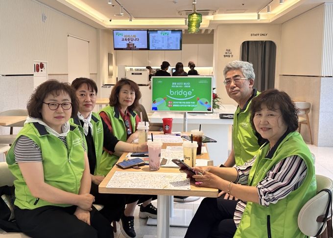 광명종합사회복지관은 지역주민이 함께 어울려 살아가는 마을공동체를 만들어 가고자 광명 온(ON) 동네 복지관 사업의 하나로 ‘광명 브리지 봉사단’ 활동을 지속하고 있다.