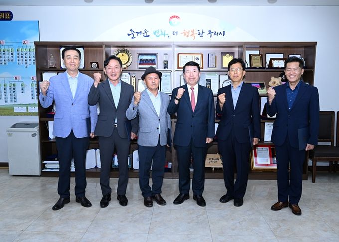 위촉장을 받은 임원추천위원들과 재단 이사장인 백경현 구리시장
