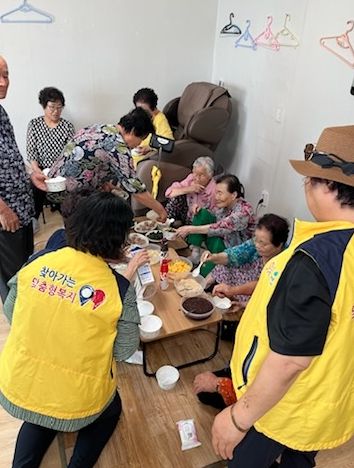평택시 안중읍 지역사회보장협의체, 무더위 속 시원한 팥빙수 나눔 행사 시행