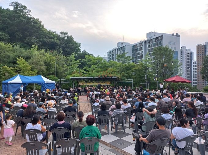 광명시 광명7동 주민을 위한 ‘광명시민을 위한 찾아가는 음악회’가 지난 21일 도덕산공원 분수대광장에서 성황리에 개최됐다.