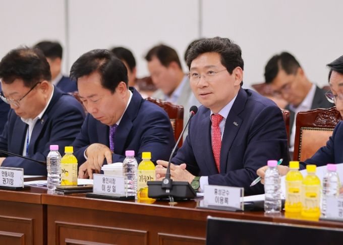 이상일 용인특례시장이 5월 22일 국토교통부 세종청사 대회의실에서 열린 '제6차 국가산단 범정부 추진지원단 회의'에서 용인특례시의 의견을 말하고 있다.