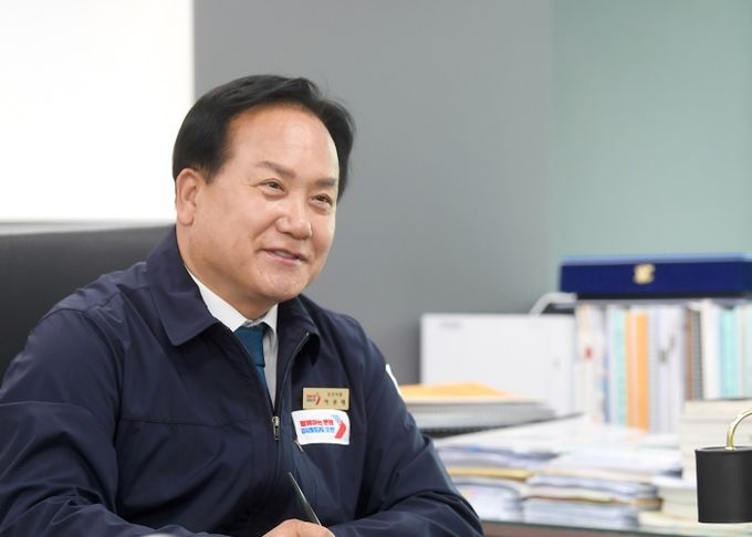 이권재 오산시장이 집무실에서 시정 현안에 대해 점검하고 있는 모습