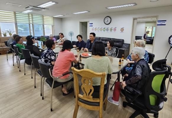 파주시 운정1동 조동준 동장, 경로당 방문해 첫 부임인사