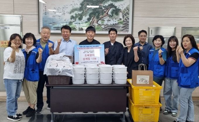 광명시 소하2동 지역사회보장협의체는 9일 ‘한끼나눔 찬찬찬’ 사업과 함께 KTX광명역사컨벤션웨딩홀 후원으로 삼계탕 50세트를 어르신들께 전달하는 행사를 진행했다