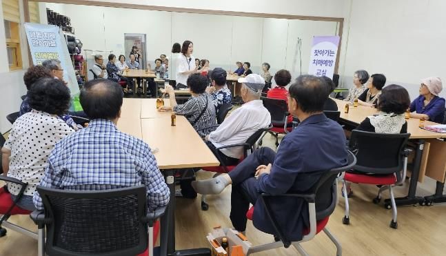 어르신을 대상으로 기억키움교실을 진행하고 있다.