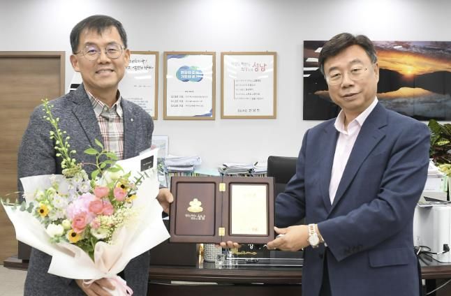 성남시는 최근 분당판교청소년수련관 수영장에서 물에 빠져 의식을 잃은 10대 박모 군을 인공 호흡으로 구조한 김재광 의사(왼쪽)에게 감사패를 전달했다