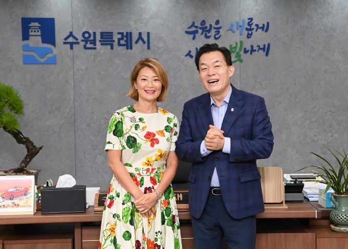 이재준 수원시장(오른쪽)과 엘렌 박 의원이 기념촬영을 하고 있다.