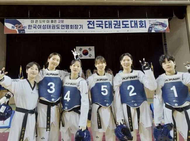 제22회 한국 여성태권도연맹회장기 단체전에서 우승한 태권도팀