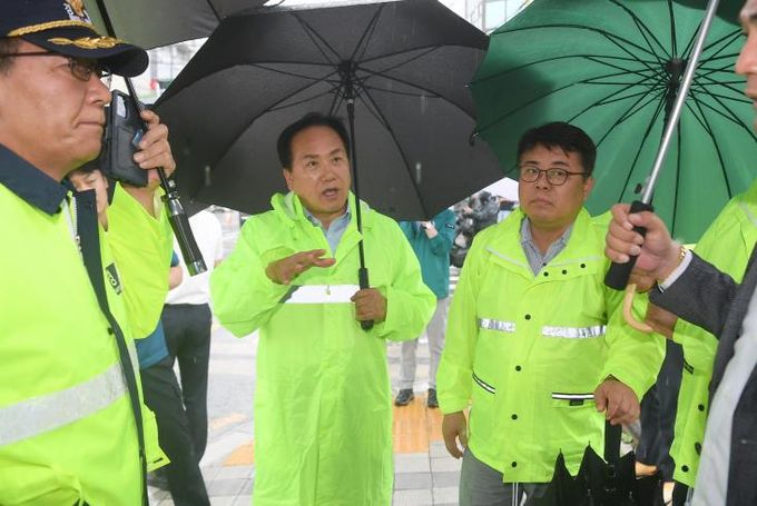 이권재 오산시장이 지난 18일 오전 남촌대교 인근에서 현장점검회의를 하는 모습. (사진 왼쪽부터) 박정웅 오산경찰서장, 이권재 시장, 김동구 한강유역환경청장.