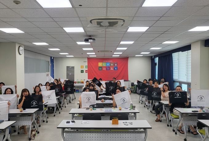 지구로운 모임 참가자들이 함께하고 있다.