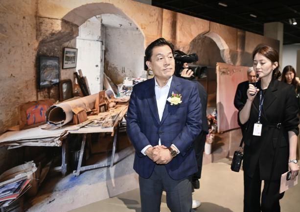이재준 수원시장이 수원시립미술관에서 올리비에 드브레 개인전을 관람하고 있다.