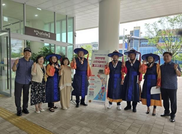 정찬해 수원화성문화제 공동위원장(왼쪽에서 5번째)와 위원들이 전통의상을 입고 홍보활동을 하고 있다.