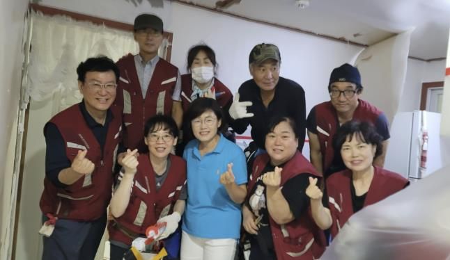 의왕시 미소나눔, 내손2동 취약계층 집수리 봉사... 장마철 쾌적한 여름나기 지원