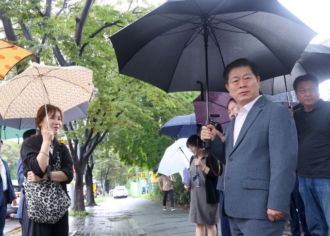박승원 시장은 24일 하안4동에서 다섯 번째 ‘우리동네 시장실’을 진행했다(현안 현장 방문)