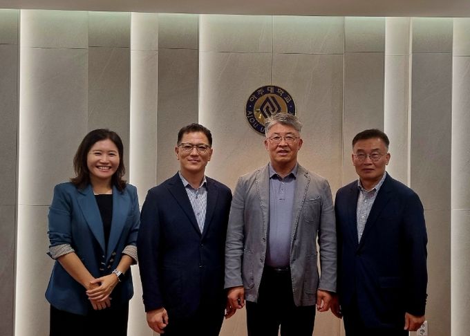 최기주 아주대학교 총장과 조직위원회 관계자들이 위촉장 수여 후 기념 사진을 촬영하고 있다.