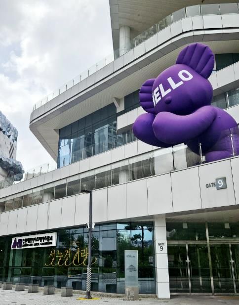 수원시립미술관, 광교 도심에 나타난 베어 벌룬 2024 교육 프로젝트 '허그 베어' 개최