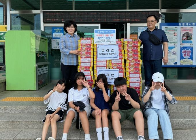 emart24 편의점과 어린이 고객, 컵라면 100박스 기부