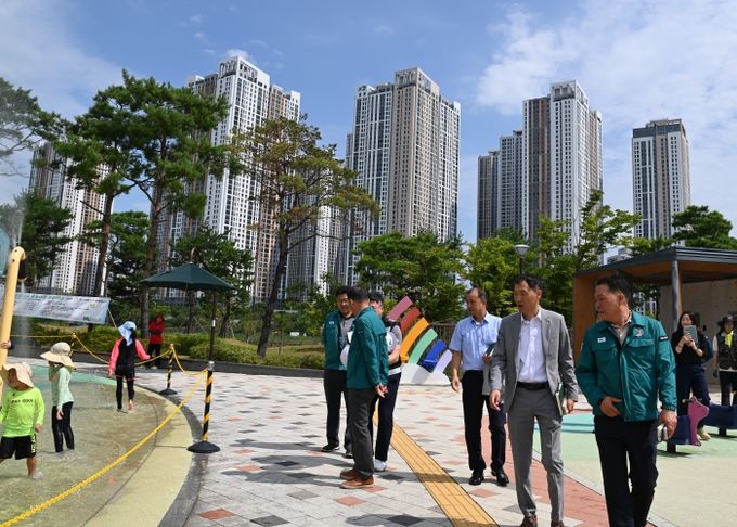 화성도시공사 경영진들이 직접 물놀이장 특별 합동점검을 실시하고 있다. (화성도시공사 제공)