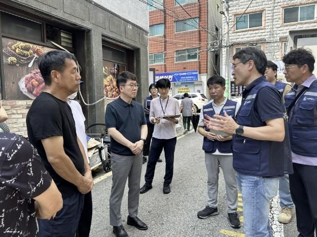 황인국 제2부시장이 안전 점검 결과를 듣고 있다.