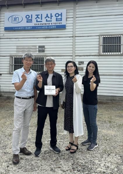 시흥시 연성동 지역사회보장협의체, 일진산업에 '행복 나눔 가게' 현판 전달