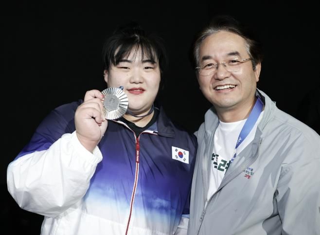 (왼쪽부터) 파리올림픽 역도 은메달을 획득한 박혜정 선수, 이동환 고양특례시장