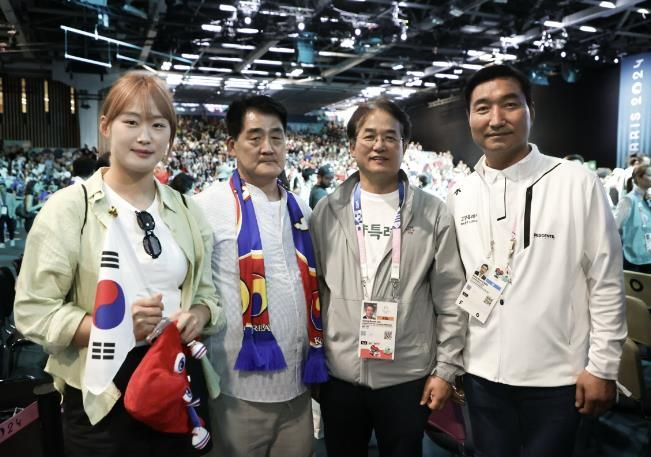 (왼쪽부터) 박혜정 선수의 언니, 아버지, 이동환 고양특례시장, 최종근 고양시청 역도팀 감독