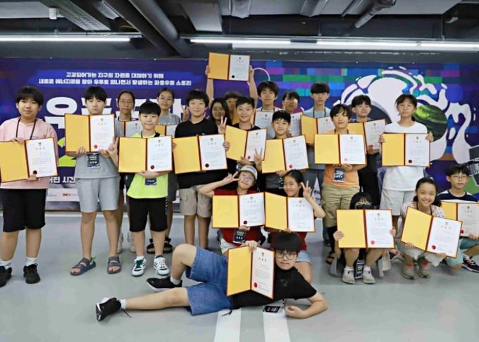 메이커 활동을 통해 우주 조난 상황을 해결하는 청소년들