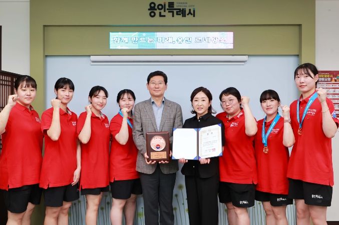 16일 용인특례시 직장운동경기부 볼링팀의 우승 트로피 봉납식이 시청 시장실에서 열렸다.