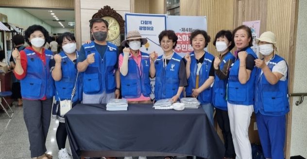 광명시 소하2동 지역사회보장협의체는 지난 17일 복지 사각지대 발굴을 위한 ‘어려운 이웃 찾기-이웃애(愛)이음 캠페인’을 실시했다. 사진은 소하2동 지역사회보장협의체 위원들이 기념사진을 촬영하는 모습.