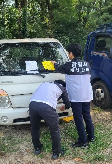 체납 차량을 영치하는 모습