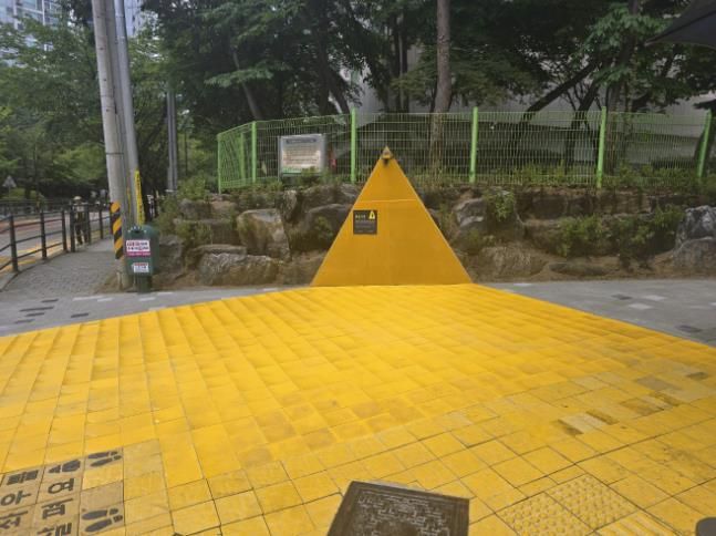 용인특례시 수지구 상현초등학교 정문 앞 확장된 보행 신호 대기 장소