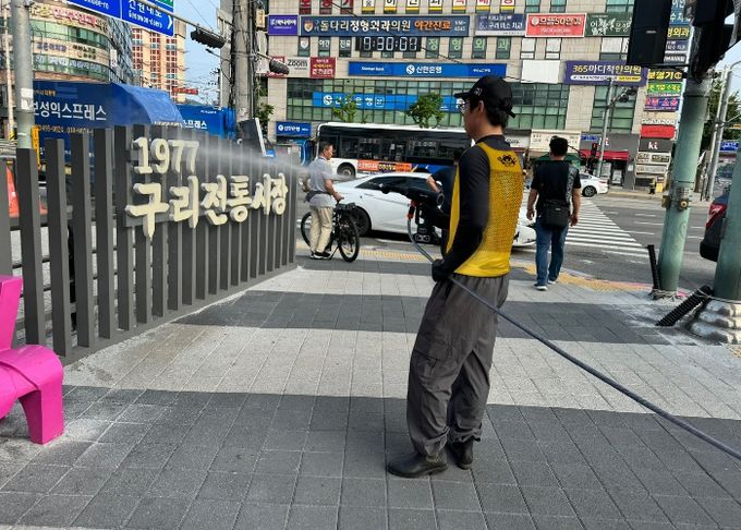 구리시상권활성화재단이 이달 13일을 기점으로 ‘구리시 클린상권’캠페인 청소 작업을 실시하고 있다.