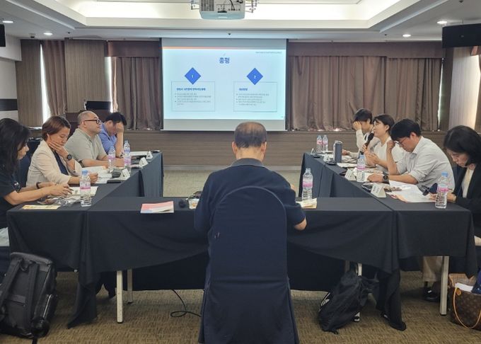 지난 22일 경주 더케이호텔에서 열린 2024년 한국지방자치학회 하계학술대회 광명시 주민참여정책진단 전문가 세션. 가운데 소진광 명예교수, 왼쪽 앞부터 박미옥 단국대 교수, 강혜정 교수, 이주호 교수, 민경선 교수, 오른쪽 앞부터 이향수 교수, 이광원 교수, 김민재 센터장, 남수현 교수