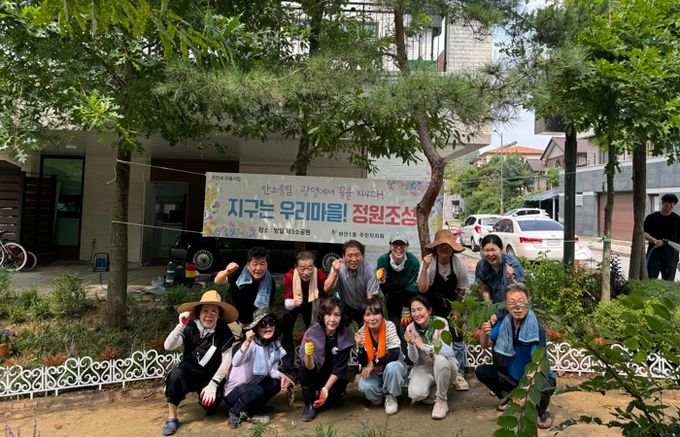 광명시 하안1동 주민자치회는 지난 14일과 23일 주민세마을사업‘마을 정원 조성 및 찾아가는 원예교실’ 일환으로 탄소중립 마을정원을 조성했다.