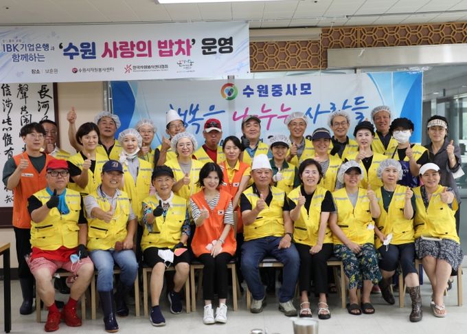 수원시자원봉사센터와 수원중사모는 26일 오전 보훈원을 방문해 국가유공자를 대상으로 짜장면 봉사를 했다.