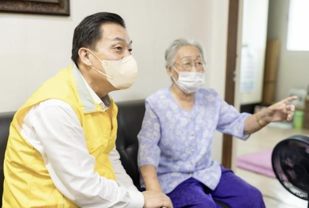 <strong>지난 21일 이재준 수원시장이 수원새빛돌봄 1년을 맞아 지역 내 새빛돌봄 이용 가구를 방문했다.</strong>