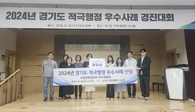 수상 후 기념촬영을 하고 있다.
