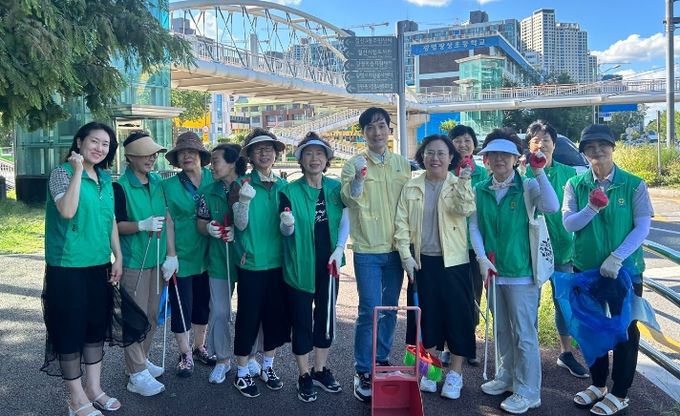 광명시 철산3동 새마을부녀회는 지난 29일 철산상업지구 일대 빗물받이를 점검했다.